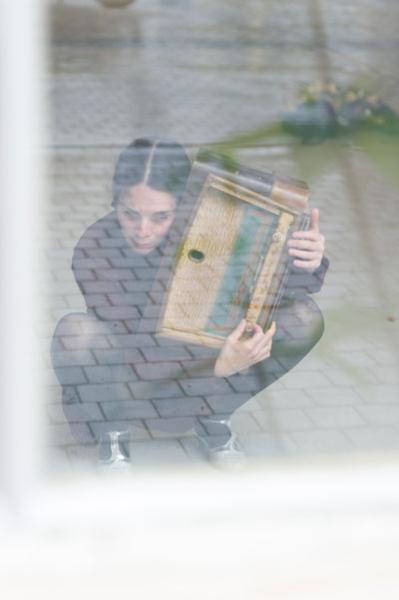 personne accroupie tenant un instrument