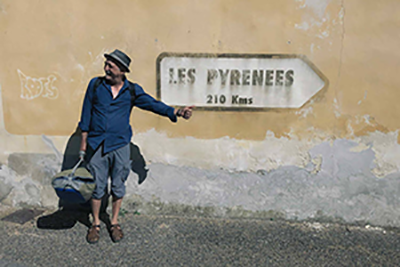 homme qui fait du stop direction les pyrenees